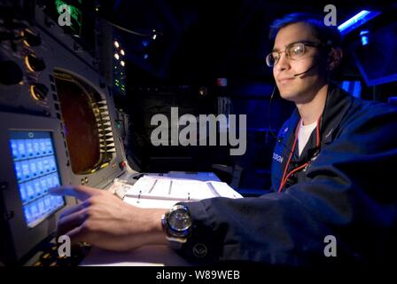 U.S. Navy Petty Officer 2nd class Andrew Jackson aktiviert einen geänderten taktischen Standard Missile-3 von der Combat Information Center der USS Lake Erie (CG70) als das Schiff in den Pazifischen Ozean am 13.02.20, 2008 betreibt. Die Aegis Kreuzer ins Leben gerufen, mit der Rakete zu einem nicht funktionierenden National Reconnaissance Office Satelliten, wie es in der Raumfahrt auf mehr als 17.000 mph über den Pazifischen Ozean gereist. Ziel war es, den Kraftstofftank des Satelliten die rund 1.000 Pfund abzuleiten (453 kg) von hydrazin zu Bruch, eine gefährliche Stoffe, die eine Gefahr für die Menschen auf der Erde bedeuten könnte, bevor es Ente Stockfoto