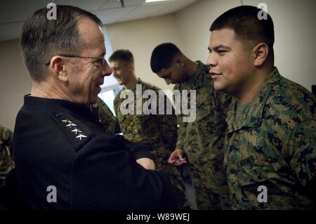 Vorsitzende des Generalstabs Adm. Mike Mullen, US Navy, spricht mit US Marine Corps Cpl. Giovanni Morales, ein Bewohner der verwundeten Krieger Bataillon West, bei einem Treffen in Camp Pendleton, Calif., Nov. 17, 2008. Mullen und seine Frau Deborah besucht die Basis mit Marines und Zeugnis die Enthüllung des neuen Infanterie immersion Trainer zu sprechen. Die Close Quarters Battle Simulator bietet realistisches Training, lebende Schauspieler, Pyrotechnik, Sehen, Hören und Riechen Schlachtfeld Taktiken zu unterrichten. Stockfoto