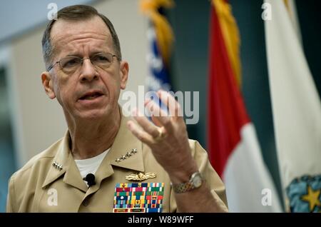 Vorsitzende des Generalstabs Adm. Mike Mullen, US Navy, spricht zu den Mitgliedern und zu den Zivilisten zu US Northern Command zugeordnet auf der Peterson Air Force Base, Colorado, am 10. März 2008. Stockfoto