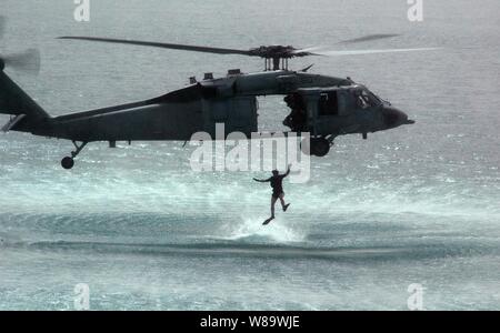 Ein U.S. Navy Suche und Rettung Schwimmer springt aus einem MH-60S Knight Hawk Hubschrauber Hubschrauber Meer Combat Squadron 21 während einer Suche und Rettung Übung im Persischen Golf zugewiesen wurde am 13. April 2008. Der Knight Hawk Crew ist auf Amphibisches Schiff USS Tarawa (LHA 1), die Durchführung von Übungen ist in den USA der 5 Bereich der Flotte im Einsatz sind. Stockfoto