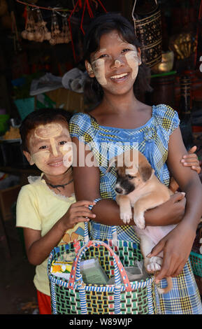 Ein glückliches Freundlich burmesischen Jungen und Mädchen mit dem thanaka Make-up auf Was ist ein weißes Kosmetische Paste ist für Sonnenschutz in Bagan Myanmar. Stockfoto