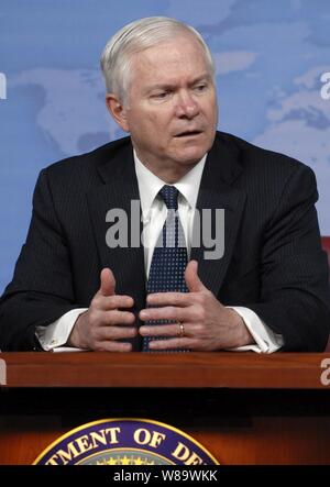 Verteidigungsminister Robert M. Gates spricht während einer Pressekonferenz im Pentagon, wo er die Nominierung der Armee General David H. Petraeus zum nächsten US Central Command Commander am 23. April 2008 angekündigt. Gates kündigte außerdem an, dass die Armee Generalleutnant Raymond Odierno Petraeus als Kommandeur der multinationalen Truppe Irak gelingen würde. Stockfoto