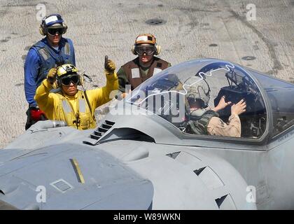 U.S. Navy Flight Deck Besatzungsmitglieder Handzeichen mit der Pilot eines AV-8B Harrier Flugzeuge während Flugbetrieb zu kommunizieren an Bord der Amphibisches Schiff USS Peleliu LHA (5) während der Fahrt in den Pazifischen Ozean am 15. Mai 2008. Stockfoto