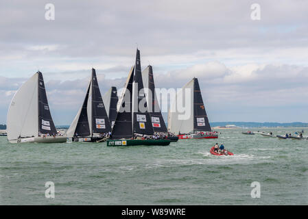 Cowes, Isle of Wight, Großbritannien. 8. August, 2019. Die King's Cup eine wichtige Segeln Veranstaltung der Herzog und die Herzogin von Cambridge zur Unterstützung Ihrer gemeinnützigen Hosted fand aus Cowes auf der Isle of Wight heute (Donnerstag). Das Rennen so geht es ab in die Kanone - Waffen Feuer von der Royal Yacht Squadron der Veranstaltung war für morgen (Freitag) aber erwartete schlechtes Wetter die Organisatoren gezwungen Dinge vorwärts um 24 Stunden drücken. Credit: Gary Blake/Alamy leben Nachrichten Stockfoto