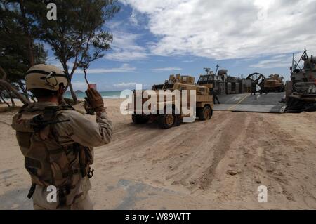 U.S. Navy Segler aus Beach Master Unit 1 Fahrzeuge von einer Landing Craft air cushion Entladen am Strand von Faltenbalg Air Force Station, Virginia, als Teil einer Botschaft Evakuationsübung für Rim der Pazifischen am 27. Juli 2008. Rand der Pacific ist eine alle zwei Jahre stattfindende Übung von US-Pazifikflotte gehostet, die Truppen aus Australien, Kanada, Chile, Peru, Japan, den Niederlanden, Singapur, Großbritannien und der Republik Korea. Stockfoto