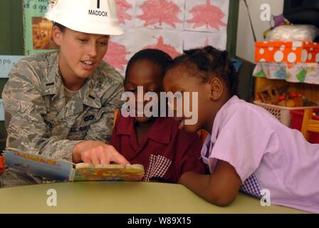 Us Air Force 1 Lt Lindsey Maddox, schiffte sich an Bord der Amphibisches Schiff USS Kearsarge (LHD 3), zu den Kindern an den All in One Child Development Center Kindertagesstätte in Port of Spain, Trinidad und Tobago liest, am Okt. 30, 2008. Die kearsarge ist zur Unterstützung der karibischen Phase der humanitären Hilfe und der Civic Assistance Mission weiterhin Versprechen 2008, ein EQUAL-Partnerschaft Mission und an dem die Vereinigten Staaten, Kanada, Niederlande, Brasilien, Nicaragua, Kolumbien, Dominikanische Republik, Trinidad und Tobago sowie Guyana eingesetzt. Stockfoto