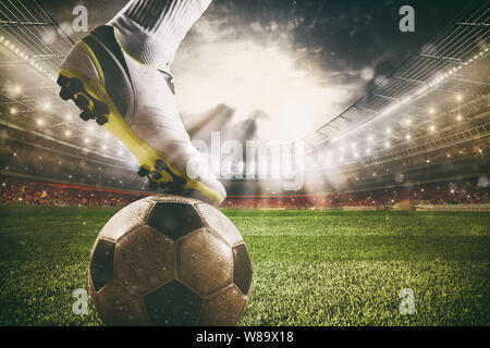 In der Nähe eines Fußball Stürmer bereit zu kickt den Ball im Stadion Stockfoto