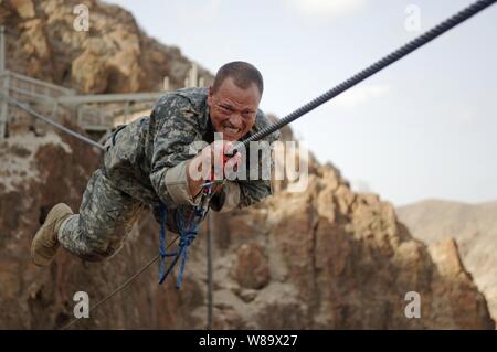 Us-Armee Master Sgt. Ralph Chisolm, des 2 Bataillon, 18 Field Artillery Regiment, Combined Joint Task Force - Horn von Afrika, Transite ein Hindernis Kurs in Arta Strand, Dschibuti, am Okt. 18, 2008. Mehr als ein Dutzend service Mitglieder der Combined Joint Task Force zugewiesen in einer jährlichen dreiwöchigen Kurs teilgenommen, bewirtet durch Mitglieder der 13. demi-brigade, der französischen Fremdenlegion. Stockfoto