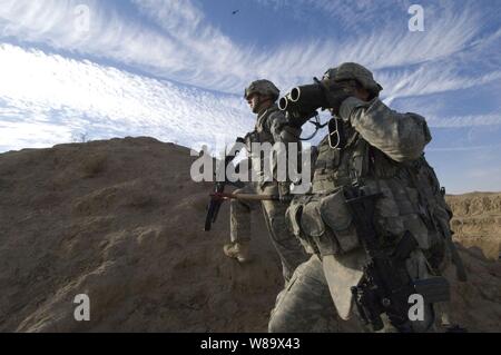 Us-Armee Soldaten des 3.Bataillon, 21 Infanterie Regiment, 1 Stryker Brigade Combat Team, 25 Infanterie Division für verdächtige Aktivitäten während einer Patrouille der Dijala River Valley im Irak am Dez. 27, 2008. Stockfoto