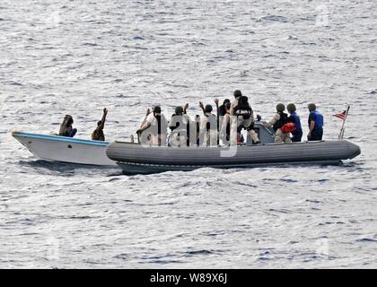 U.S. Navy Segler mit dem Besuch, Board, Durchsuchung und Beschlagnahme Team der geführten-missile Cruiser USS Vella Golf (CG72) begreifen Piraten im Golf von Aden am 13.02.11, 2009 vermutet. Die vella Golf ist das Flaggschiff für kombinierte Task Force 151, einem multinationalen Task Force die Durchführung von Operationen zu erkennen und Produkt- und Dienstleistungspiraterie in und um den Golf von Aden, den Arabischen Golf, im Indischen Ozean und das Rote Meer abhalten. Stockfoto