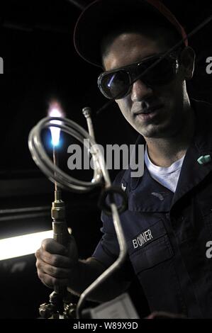 U.S. Navy Petty Officer 3. Klasse Alex C. Bonner brazes ein Messgerät über eine Zeile aus einem der Kessel an Bord der USS Blue Ridge (LCC 19) während der Fahrt in den Pazifischen Ozean am 17. März 2009. Die Blue Ridge dient unter Commander, Expeditionary Strike Group7 und den Befehl Task Force 76, der Marine nur Vorwärts - Bereitgestellt amphibious Force. Die Blue Ridge ist das Flaggschiff für Commander, U.S. 7 Flotte. Stockfoto