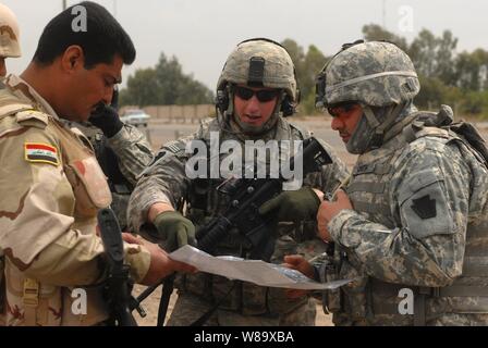 Us Army 1st Lieutenant Andrew Dacey ab der 2. Brigade, 1 Infanterie Division Bewertungen Sicherheitskontrollen mit irakischen Soldaten in die Stadt von Abu Ghraib, Irak, am 31. März 2009. Stockfoto