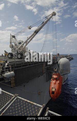 Das rettungsboot der Maersk Alabama ist an Bord der USS Boxer (LHD4) für Beweise im Indischen Ozean am 13. April 2009 verarbeitet werden Gehisst. Kapitän Richard Phillips war gefangen im Rettungsboot durch mutmaßliche Somalische Piraten für fünf Tage nach einem fehlgeschlagenen Entführung versuchen, vor der Küste Somalias statt. Der Boxer ist als Teil der Boxer amphibischen Bereitschaft Gruppe zusammen mit dem 13 Marine Expeditionary Unit unterstützt Maritime Security Operations in der fünften Flotte Bereich der Marine von Operationen eingesetzt. Stockfoto