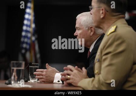 Verteidigungsminister Robert M. Gates (links) und der Vorsitzende des Generalstabs Adm. Michael Mullen, US Navy, Durchführung einer Pressekonferenz, wo Sie verkünden Armee Generalleutnant Stanley McChrystal ist Armee General David D. McKierna als Befehlshaber der NATO International Security Assistance Force und US-Streitkräfte in Afghanistan im Pentagon am 11. Mai 2009 zu ersetzen. Stockfoto