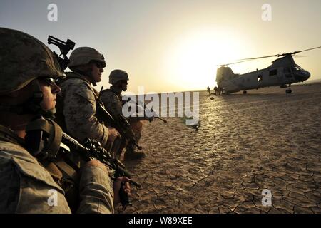 Us-Marines aus dem 13 Marine Expeditionary Unit bieten Sicherheit für einen CH-46 E Sea Knight Hubschrauber während einer gemeinsamen Masse Unfallversicherung Ausbildung Übung in Grand Bara, Dschibuti, in der Nähe von Camp Lemonier am 20. Mai 2009. Marines aus der Einheit mit Schutzengel aus dem 82Nd Expeditionary Rescue Squadron während des Tages ausgebildet - lange ausüben. Stockfoto