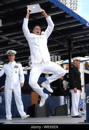 Ein kürzlich im Auftrag der US-Marine, der Stern feiert nach seinem Diplom von Kommandant der Midshipmen für die US Naval Academy Kapitän Matthew Klunder während der 2009 klasse Abschluss und Inbetriebnahme Zeremonie an der Akademie Navy-Marine Corps Memorial Stadium in Annapolis, MD., am 22. Mai 2009. Us-Präsident Barack Obama besucht Beginn Adresse der Klasse zu liefern. Stockfoto