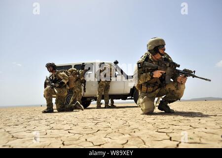 Ein US Air Force Schutzengel Team aus der 82nd Expeditionary Rescue Squadron bietet Sicherheit bei einer gemeinsamen Masse Unfallversicherung Übung in der Nähe von Camp Lemonier, Dschibuti, am 20. Mai 2009. Die taktische Recovery Team arbeitete neben US-Marines aus dem 13 Marine Expeditionary Unit simulierten Mitarbeiter, die in einer schlichten Umgebung zu erholen. Stockfoto