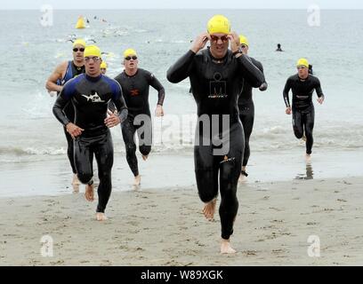 Us-service Mitglieder konkurrieren in der menís Division der Streitkräfte Triathlon verlassen Sie das Wasser zu einem übergangsbereich am Naval Base Ventura County Point Mugu in Kalifornien am 30. Mai 2009. Neben dem Schwimmen, die Wettbewerber nehmen auch an 40 Kilometer Radfahren und 10 Kilometer Laufen. Stockfoto