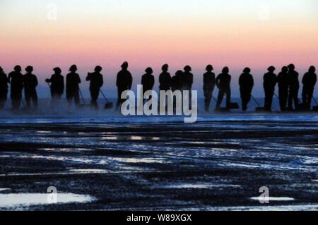 U.S. Navy sailors Scrub das Flight Deck der Flugzeugträger USS Nimitz (CVN 68) Nach Abschluss der Flugbetrieb in den Pazifischen Ozean am 4. Juni 2009. Der Nimitz und Carrier Air Wing 11 Führen eine zusammengesetzte Einheit Übung vor der Küste von Südkalifornien in Vorbereitung für einen Einsatz im westlichen Pazifischen Ozean. Stockfoto