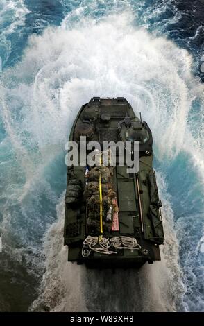 Ein U.S. Marine Corps amphibisches Fahrzeug vom 22 Marine Expeditionary Unit Spritzer in die Ägäis als beendet es das Deck des Amphibischen dock Landung Schiff USS Fort McHenry (LSD 43) als Teil einer gemeinsamen amphibische Übung mit der USS Ponce LPD (15) und die griechische Armee und der Polizei am 5. Juni 2009. Das Schiff ist mit der USS Bataan (LHD 5) amphibische Bereit Gruppe zur Unterstützung der Maritime Security Operations in den USA am 5. und 6 Flotte Verantwortungsbereich eingesetzt. Stockfoto