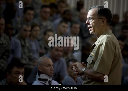 Vorsitzende des Generalstabs Adm. Mike Mullen, US Navy, erfüllt mit verwundeten Krieger am Walter Reed Army Medical Center, Washington, D.C., am 12. Juni 2009. Mullen nahm Fragen aus dem Service Mitglieder während der alle Hände Anruf und behandelt ihre Besorgnis in Bezug auf ihre Verletzungen, Karriere und Zukunft. Stockfoto