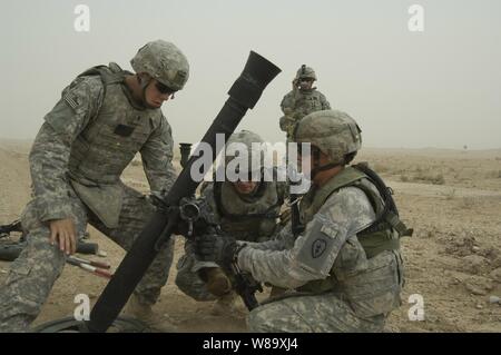 Us-Soldaten aus der dritten Bataillon, 21 Infanterie Regiment Einrichten eines 81 mm Mörser System während einer Live - Demonstration für die irakische Armee leichte Bataillon, 20 Brigade, 5. Division bei der Forward Operating Base Normandie in Diyala, Irak, am 28. Juni 2009. Stockfoto