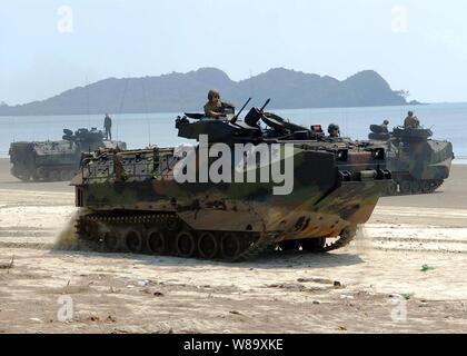 Amphibisches Fahrzeuge transportieren U.S. Marines und malaysischen Soldaten aus dem 9. Royal Malay Regiment entlang Resang Strand in Malaysia während einer Zusammenarbeit flott Bereitschaft und Training 2009 Gemeinsame amphibische Landung Übung am 29. Juni 2009. Zusammenarbeit flott Bereitschaft und Training ist eine Reihe von bilateralen Übungen jährlich in Südostasien statt Beziehungen zu stärken und die Einsatzbereitschaft der beteiligten Kräfte zu erhöhen. Stockfoto