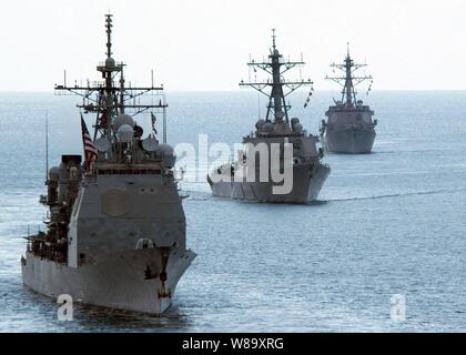 Die geführte-missile Cruiser USS Cowpens (CG63) und die geführt - Flugzerstörer USS Fitzgerald (DDG62) und USS Mustin (DDG89) Dampf unterwegs während der Indonesischen internationalen Flotte in den Pazifischen Ozean am 12.08.19., 2009. Die Veranstaltung erinnert an den 64. Jahrestag der indonesischen Unabhängigkeit. Stockfoto