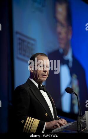 Vorsitzende des Generalstabs Adm. Mike Mullen, U.S. Navy, Adressen im 2009 USO Gala im Marriott Wardman Park in Washington, D.C., am 7. Oktober 2009. Stockfoto