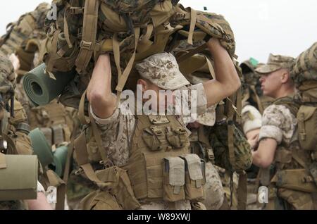 Us Marine Corps Lance Cpl. Brandon Focer wuchtet sein Rudel über seinen Kopf, während er sich vorbereitet, eine Landing Craft utility an Bord der Amphibisches Schiff USS Nassau (LHA 4) Radio Island, N. C. einzuleiten, am Okt. 27, 2009. Focer ist Charlie Company, 2 Platoon, 24 Marine Expeditionary Unit zugeordnet. Der Nassau und 24 Marine Expeditionary Unit sind die Teilnahme an einer Einheit Training entwickelt, um realistische Umgebungen für US-amerikanische Seestreitkräfte, die eng die betrieblichen Herausforderungen routinemäßig bei militärischen Operationen weltweit aufgetretenen replizieren. Stockfoto