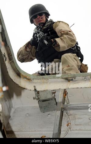 Ein U.S. Navy sailor mit der USS Chosin (CG65) besuchen board Durchsuchung und Beschlagnahme team Praktiken ein Internat Technik während der Ausbildung an Bord des Schiffes während der Fahrt in den Golf von Aden am Dez. 7, 2009. Die chosin ist das Flaggschiff der Combined Joint Task Force 151, einem multinationalen Task Force, die Operationen Bekämpfung der Piraterie vor der Küste Somalias zu führen. Stockfoto