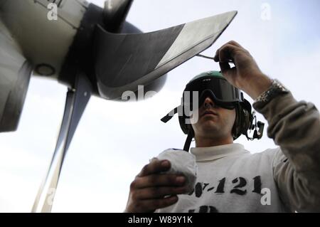 U.S. Navy Petty Officer 2nd class Christopher Abny Farben der Propeller eines E-2C Hawkeye Flugzeuge der Fluggesellschaft Airborne Early Warning Squadron 121 an Bord der Flugzeugträger USS Dwight D. Eisenhower (CVN 69) im Atlantischen Ozean auf Jan. 9, 2010. Die Eisenhower ist auf einen sechsmonatigen Einsatz als Teil der laufenden Rotation der Streitkräfte. Stockfoto