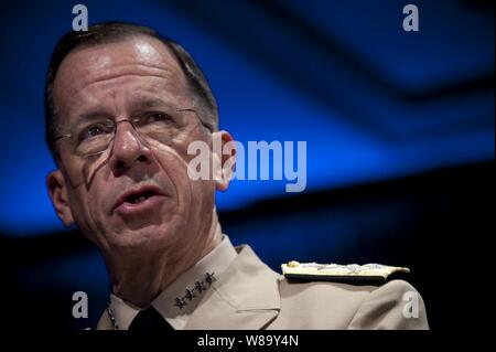 Vorsitzende des Generalstabs Adm. Mike Mullen Adressen Zuschauer an der Asia Society Washington Awards Dinner in Washington, D.C., am 9. Juni 2010. Mullen war die öffentliche Politik Leadership Award im Namen der US-Dienste auf der Veranstaltung vorgestellt. Die Asia Society ist eine führende globale Organisation, die Kundenbeziehungen zu stärken und fördern das Verständnis zwischen den Menschen, Führern und Institutionen in Asien und den Vereinigten Staaten. Stockfoto