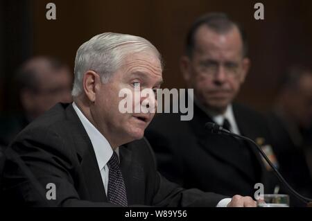 Verteidigungsminister Robert M. Toren zeugt bei einer Anhörung der Senate Armed Services Committee auf die neue strategische Abrüstung Vertrag und die Auswirkungen auf die nationale Sicherheit Programme Dirksen Senate Office Building in Washington, D.C., am 17. Juni 2010. Gates wurde in der Sitzung von Außenministerin Hillary Rodham Clinton, Energieminister Steven Chu und Vorsitzende des Generalstabs Adm verbunden. Mike Mullen im Zeugnis auf dem neuen amerikanisch-russischen Vertrag über atomare Waffen. Stockfoto