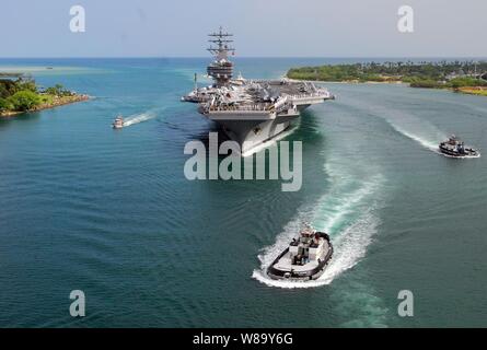 Us-Marines und Matrosen Mann die Schienen an Bord der Flugzeugträger USS Ronald Reagan (CVN 76) als das Schiff Transite Pearl Harbor in Hawaii am 28. Juni 2010. Das Ronald Reagan ist in Hawaii im 22 Rand der Pazifischen, eine Biennale, multinationale Übung entwickelt regionale Partnerschaften zu stärken und multinationaler Interoperabilität verbessern zu beteiligen. Stockfoto