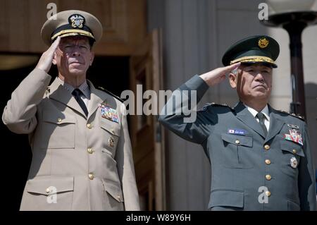 Vorsitzende des Generalstabs Adm. Mike Mullen und Chef des Stabes der japanischen Self Defense Force Gen. Ryoichi Oriki render Ehren während der Wiedergabe ihrer Länder? Jeweiligen Nationalhymnen am Pentagon am 24. Juni 2010. Stockfoto