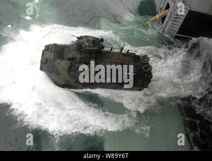 Ein U.S. Marine Corps amphibisches Fahrzeug startet vom Deck des Amphibious Assault ship USS Boxer (LHD4) im Pazifik am 7. Juli 2010. Amphibisches Fahrzeuge in Camp Pendleton, Kalifornien, waren an Bord für Gut deck Zertifizierung Übungen gebracht, wie das Schiff Tätigkeiten vor der Küste von Südkalifornien führt. Stockfoto