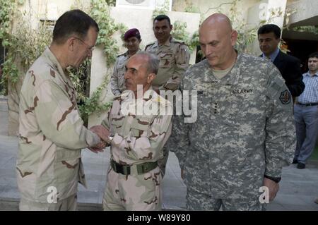 Vorsitzende des Generalstabs Adm. Mike Mullen, US Navy, und der Kommandierende General der US-Streitkräfte im Irak, General Raymond Odierno T. Abschied von irakischen Streitkräfte Stabschef Generator Babaker Zibari in Bagdad, Irak, am 27. Juli 2010. Mullen's letzter Stop im Irak wickelt oben die zehn Tage rund um die Welt reise mit Kollegen und Truppen in den Krieg gegen den Terrorismus zu erfüllen. Stockfoto