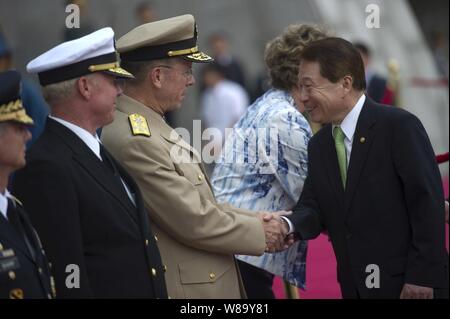 Vorsitzende des Generalstabs Adm. Mike Mullen grüßt südkoreanischen Außenminister Yu Myung-hwan während einer Gedenkfeier am Kriegerdenkmal von Korea in Seoul am 21. Juli 2010. Stockfoto
