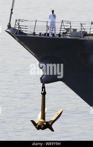 Ein U.S. Navy sailor Mans die Schienen der Lenkwaffen-zerstörer USS Kidd (DDG100), wie es in Seattle kommt in der 61. jährlichen Seattle Seafair am Aug 3, 2010 zu beteiligen. Stockfoto