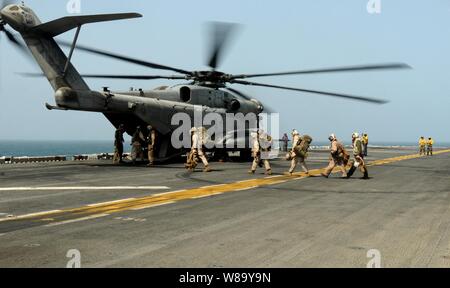 Us-Marines bereiten Ein CH-53E Super Stallion Helikopter Hubschrauber Marine Medium Squadron 165 an Bord der USS Peleliu (LHA 5) im Arabischen Meer zugewiesen, in denen Hilfsgüter in überschwemmten Gebieten Pakistans am 12.08.2010 zu unterstützen. Stockfoto