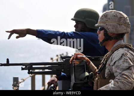 U.S. Navy Yeoman Seaman Corey Gathings verweist auf eine vermutete Raubkopien Schiff im Golf von Aden im Stehen als Steuerbord Watch an Bord der Amphibischen dock Landung Schiff USS Pearl Harbor (LSD 52) auf Sept. 23, 2010. Die Pearl Harbor ist der kombinierte Task Force 151, einem multinationalen Task Force, die zur Bekämpfung der Piraterie im Golf von Aden und vor der Küste Somalias zu führen. Stockfoto