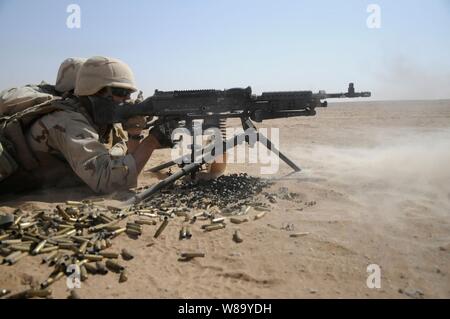 Us-Petty Officer 3. Klasse Justin Winter, eine Seabee zu Naval Mobile Konstruktion Bataillon 5 verknüpft, Brände eine M-240 B Maschinengewehr während der Besatzung - Serviert Waffen Qualifikation im Camp Leatherneck, Afghanistan, am Okt. 16, 2010. Seabees mit Naval Mobile Konstruktion Bataillon 5 sind in Afghanistan im Einsatz im allgemeinen Maschinenbau, Infrastruktur Bau- und Projektmanagement zur Unterstützung der Operation Enduring Freedom auszuführen. Stockfoto