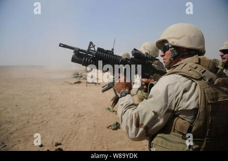 U.S. Navy Petty Officer 3. Klasse Jesus Brücken, eine Seabee mit Naval Mobile Konstruktion Bataillon 5, Brände ein M203 Granatwerfer während einer Waffen Qualifizierung auf der Strecke am Camp Leatherneck, Provinz Helmand, Afghanistan, am Okt. 16, 2010. Das Bataillon wurde zu Afghanistan allgemeiner Maschinenbau, Infrastruktur Bau- und Projektmanagement zur Unterstützung der Operation Enduring Freedom auszuführen. Stockfoto