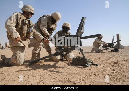 U.S. Navy Seabees mit Naval Mobile Konstruktion Bataillon 5 Setup MK-19 Granatwerfer während einer Besatzung - Serviert Waffen Qualifikation Bereich im Camp Leatherneck, Provinz Helmand, Afghanistan, am Okt. 16, 2010. Das Bataillon wurde zu Afghanistan allgemeiner Maschinenbau, Infrastruktur Bau- und Projektmanagement zur Unterstützung der Operation Enduring Freedom auszuführen. Stockfoto