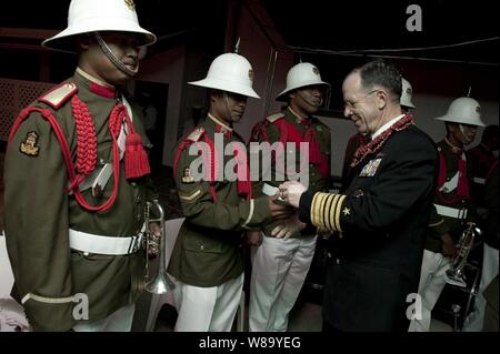 Vorsitzende des Generalstabs Adm. Mike Mullen, U.S. Navy, grüßt Tongan Ehrengarde Soldaten bei einem Besuch des Königreichs am 9. November 2010. Mullen besucht Tonga auf der zweiten Stopp einer Pacific tour Tongan Leute für Ihre ständige Einsatzbereitschaft und Unterstützung bei der Entsendung von Truppen in den Irak und nach Afghanistan zu danken. Stockfoto