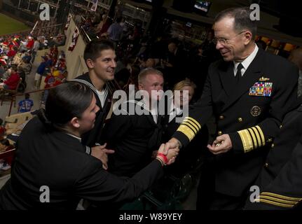 Vorsitzende des Generalstabs Adm. Mike Mullen grüßt Marine Segler auf Spiel 4 der 106th World Series zwischen den San Francisco Giants und Texas Rangers in Arlington, Texas, am Okt. 31, 2010. Major League Baseball gewidmet, um das Spiel zu den Willkommen zurück Veteranen Initiative, ehrt und fördert die Unterstützung der Rückkehr militärische Mitglieder und ihre Familien. Stockfoto