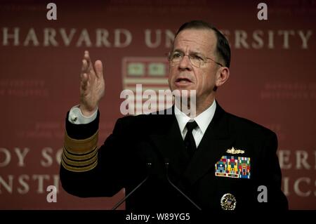 Vorsitzende des Generalstabs Adm. Mike Mullen, U.S. Navy, Adressen der John F. Kennedy School of Government an der Harvard University in Cambridge, Mass., November 17, 2010. Stockfoto