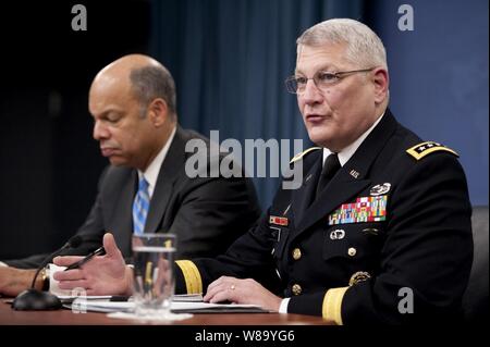 Departement für Verteidigung General Counsel Jeh C. Johnson und US-Armee General Carter Ham auf einer Pressekonferenz im Pentagon Verhaltenskodex über die Veröffentlichung des "Don?t Fragen, Don?t' weiter umfassende Arbeitsgruppe Bericht an November 30, 2010. Stockfoto