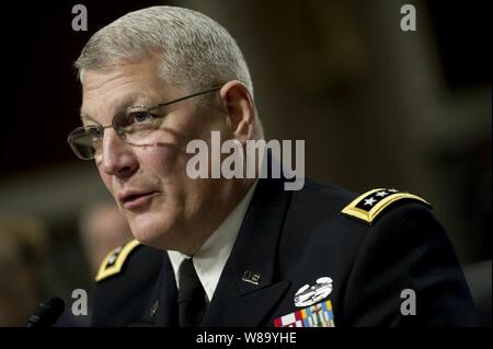 Commander, U.S. Army Europe General Carter Ham erscheint vor dem Streitkräfteausschuss des Senats in Bezug auf die Erkenntnisse der 'Nicht fragen, nichts sagen" umfassende Arbeitsgruppe Bericht über Dez. 2, 2010. Verteidigungsminister Robert M. Tore, Vorsitzende des Generalstabs Adm. Mike Mullen und Verteidigungsministerium, General Counsel Jeh C. Johnson erschien vor dem Ausschuss über die Ergebnisse der Erhebung. Stockfoto